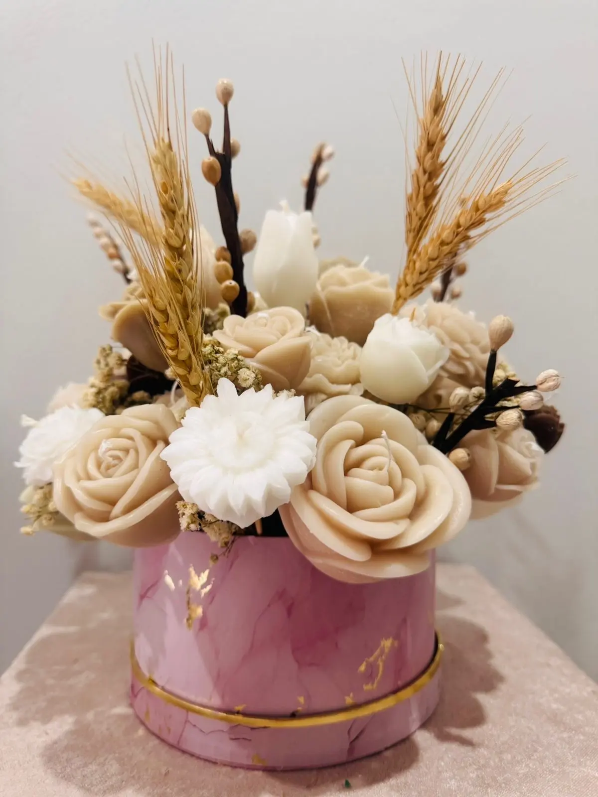 Small candle bouquet with white and nude roses.